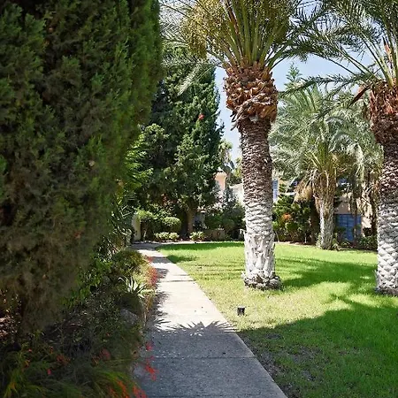 Paradise Gardens With A Large Terrace 파포스