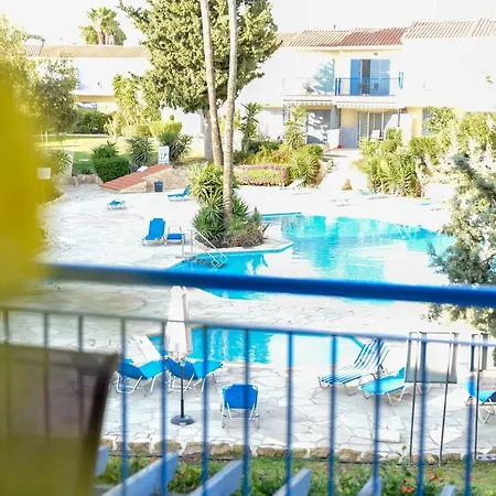 Paradise Gardens With A Large Terrace * פאפוס